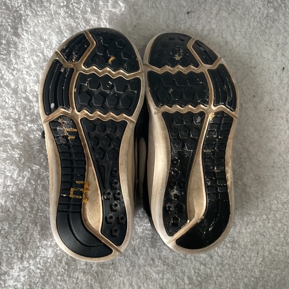 Size 9 Sneakers - Picture 6 of 12